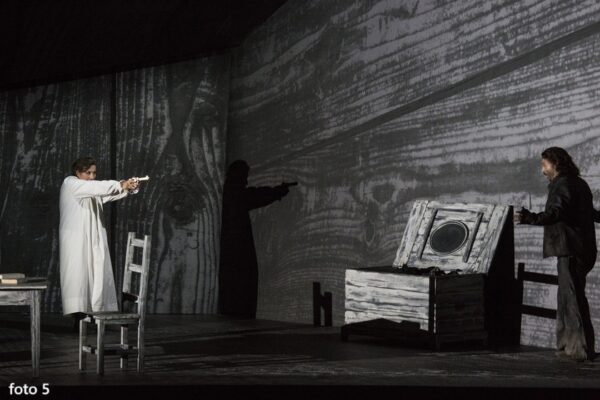 La fanciulla del West di Giacomo Puccini  Direttore: Riccardo Chailly  Regia	: Robert Carsen  Scene: Robert Carsen e Luis Carvalho  Costumi: Petra Reinhardt  Luci: Robert Carsen e Peter Van Praet  Video Designer: Ian William Galloway